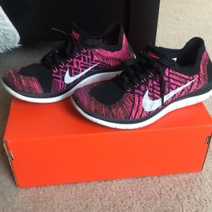LIKE NEW Nike Free Run 4.0 Flyknit